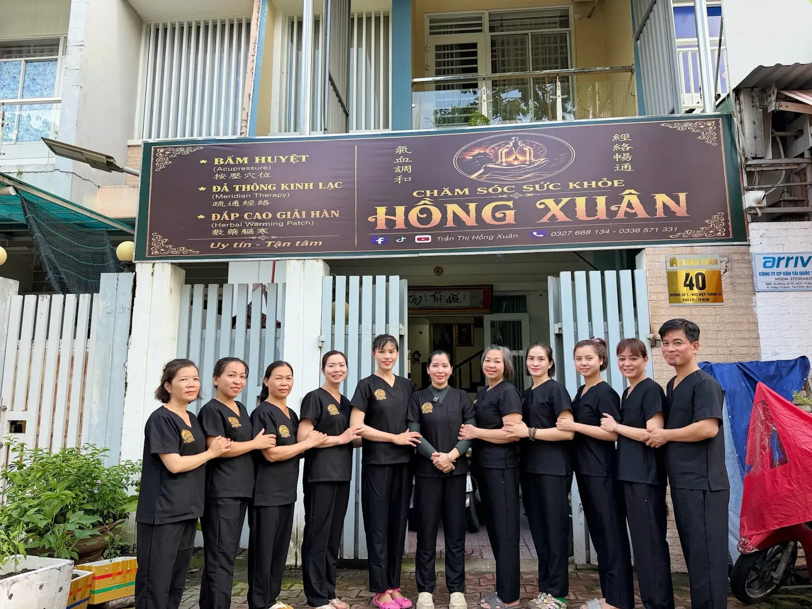Lương Y Hồng Xuân và đội ngũ tại cơ sở Chăm Sóc Sức Khỏe Hồng Xuân