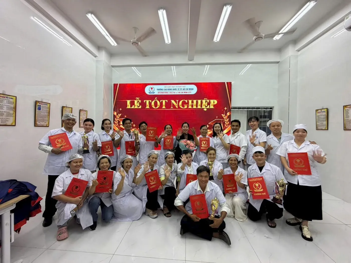 Lễ tốt nghiệp – học viên cầm chứng chỉ