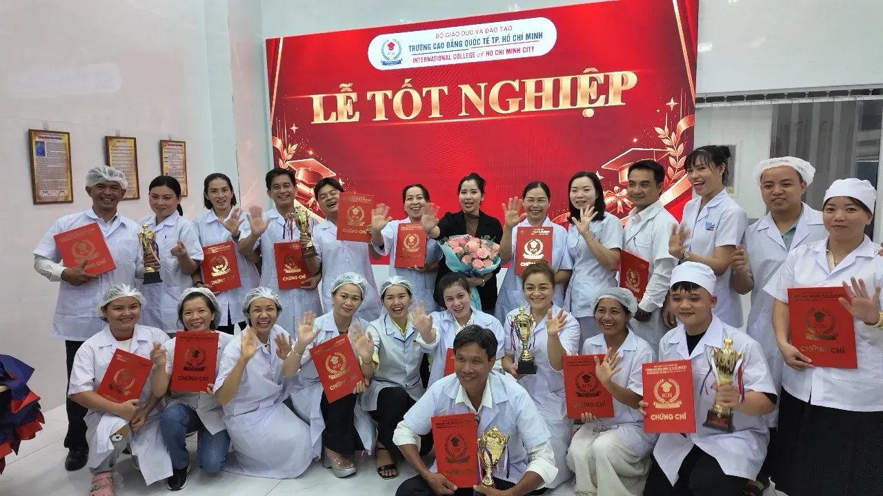 Lễ tốt nghiệp khóa chích lể