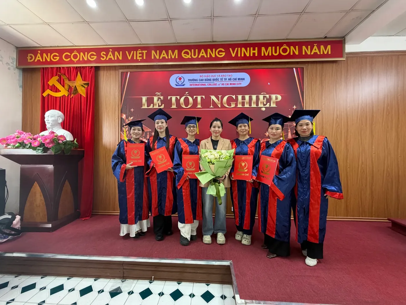 Lương Y Hồng Xuân trao chứng chỉ cho học viên