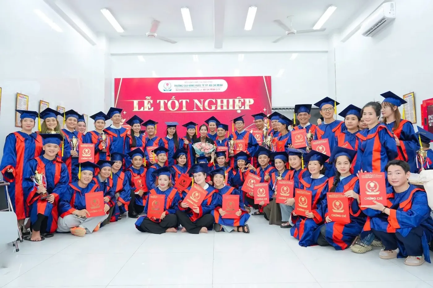 Học viên nhận chứng chỉ tại Lễ Tốt Nghiệp
