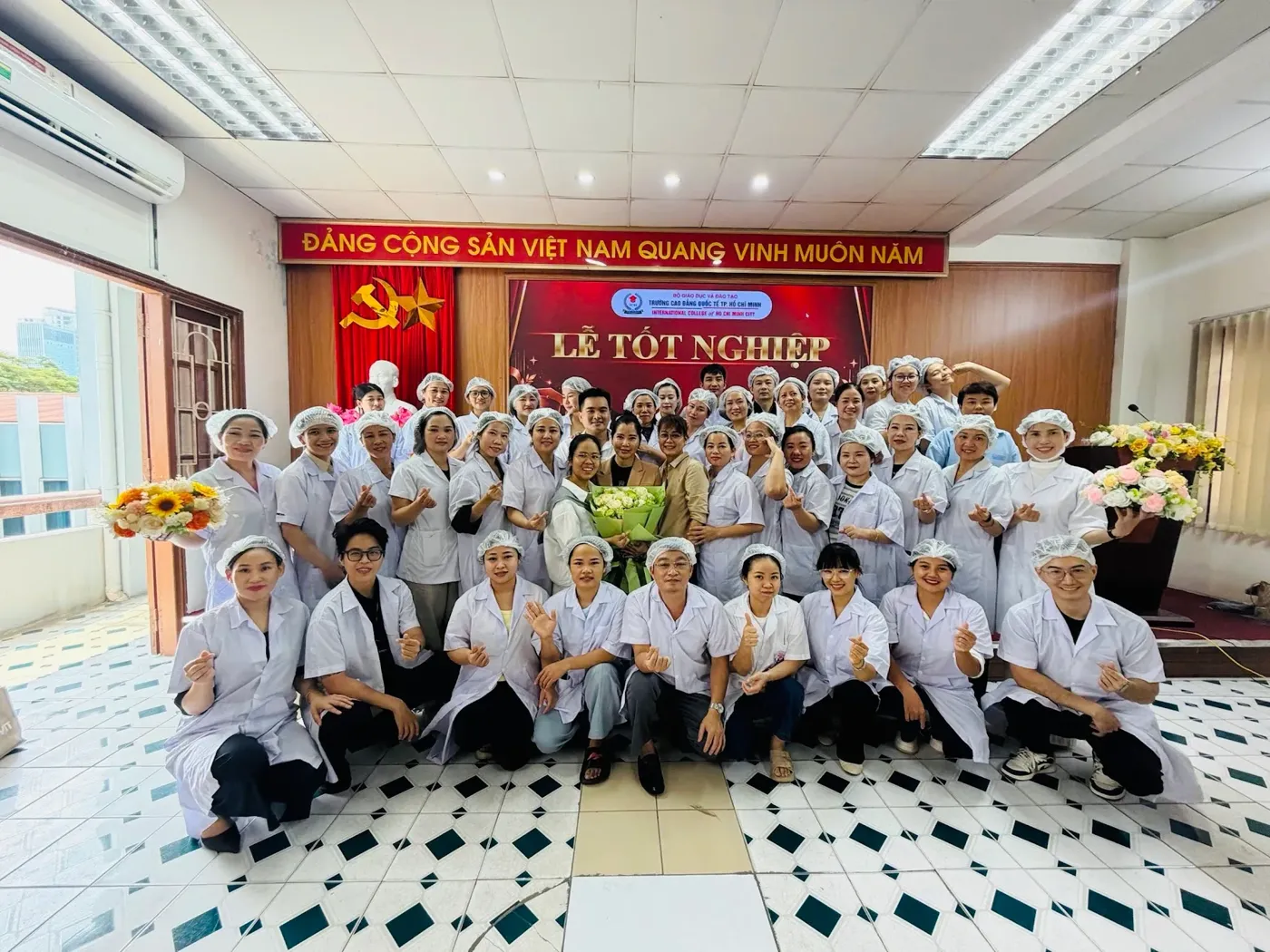 Lương Y Hồng Xuân cùng đông đảo học viên