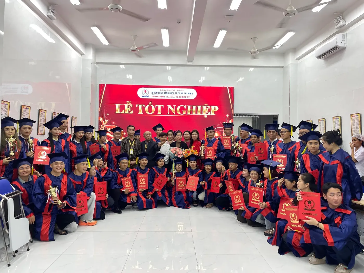 Lễ tốt nghiệp khóa chích lể