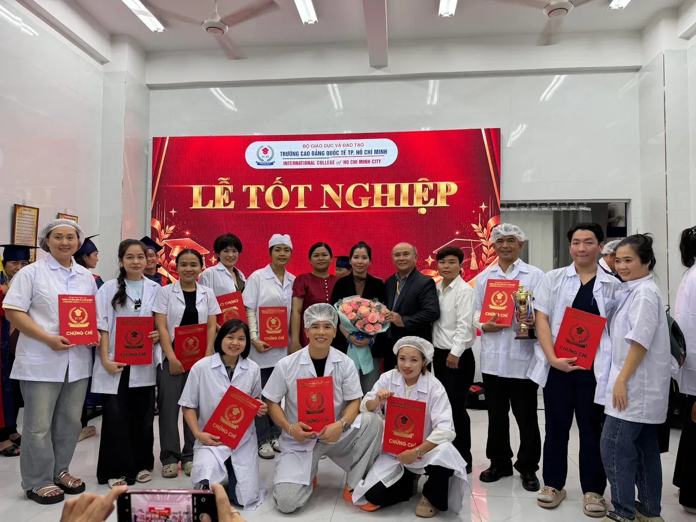 Học viên nhận chứng chỉ