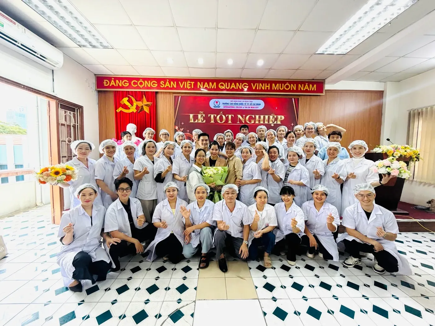 Lớp học đông học viên tại hội trường