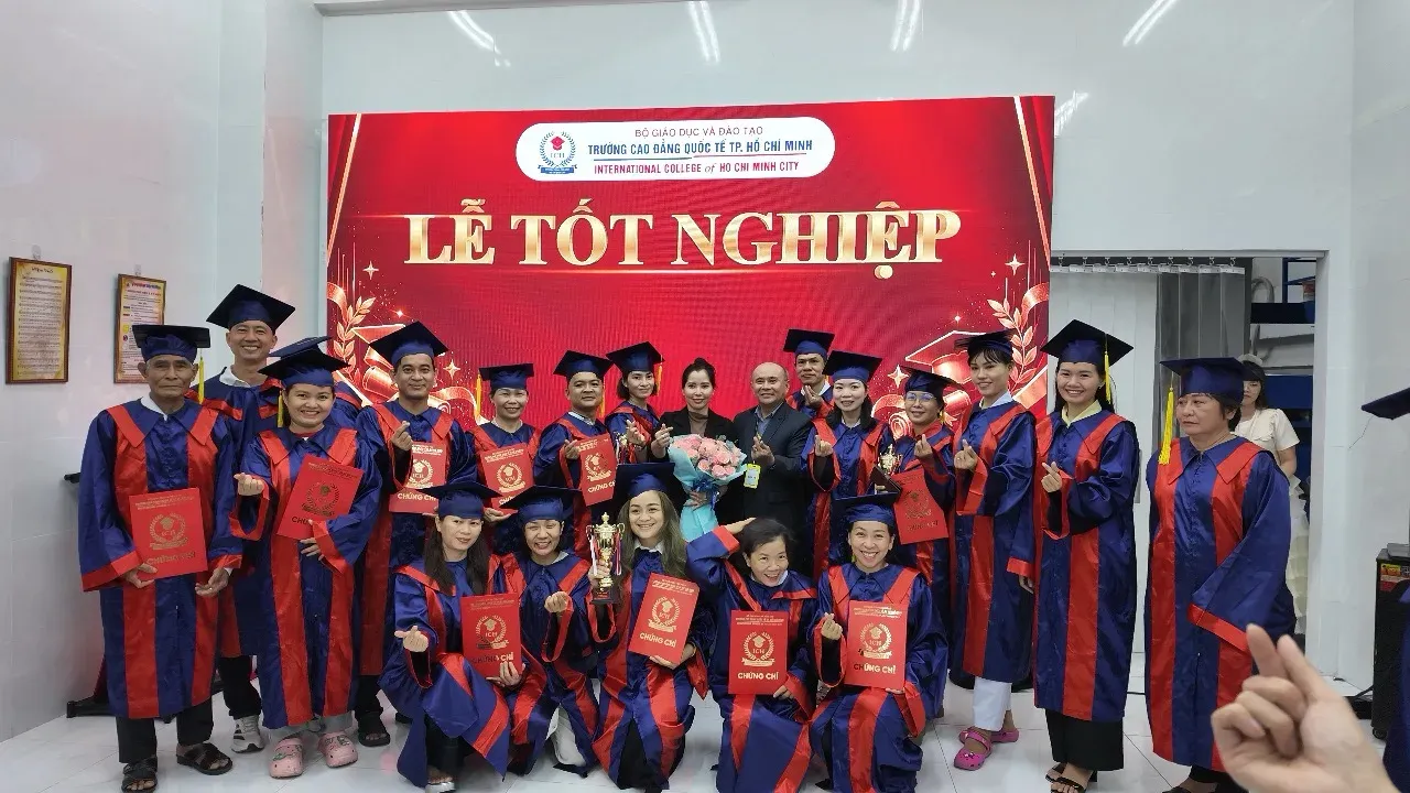 Lễ tốt nghiệp – học viên và giảng viên