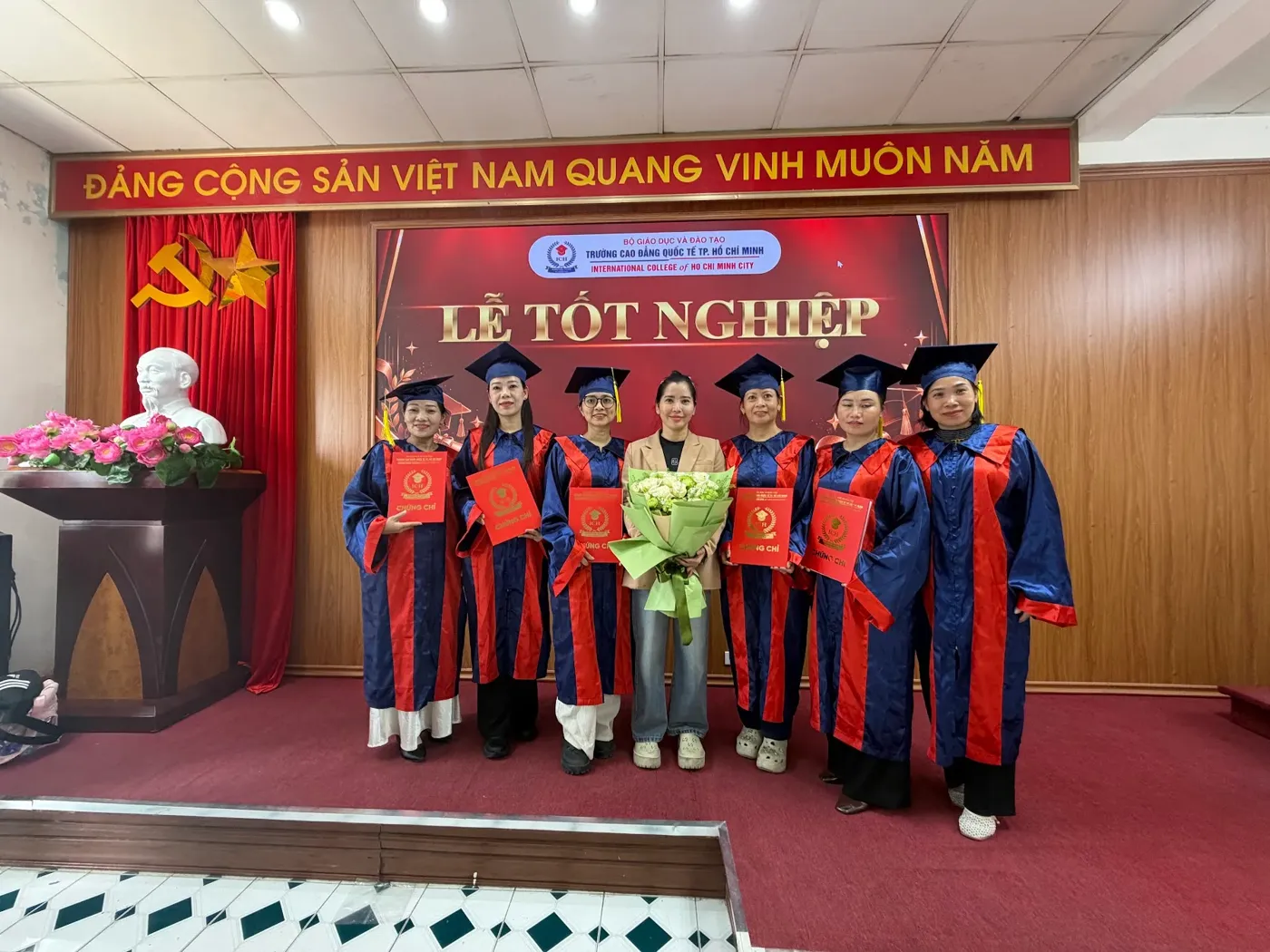 Lương Y Hồng Xuân cùng học viên tại Lễ Tốt Nghiệp – Trường Cao đẳng Quốc tế TP.HCM