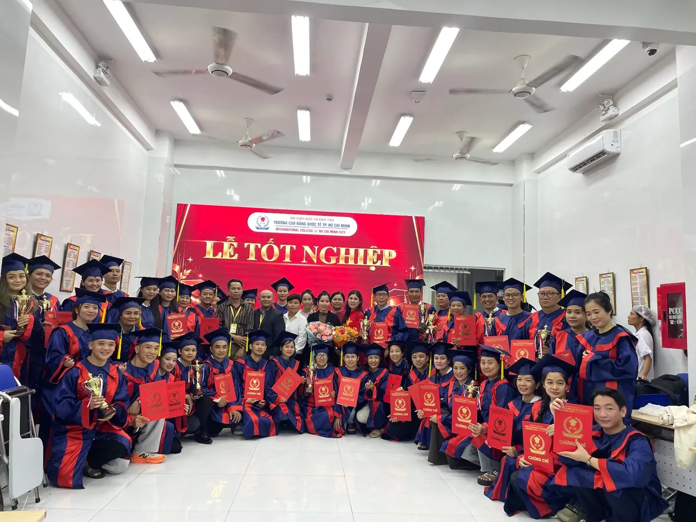 Học viên mặc lễ phục tốt nghiệp