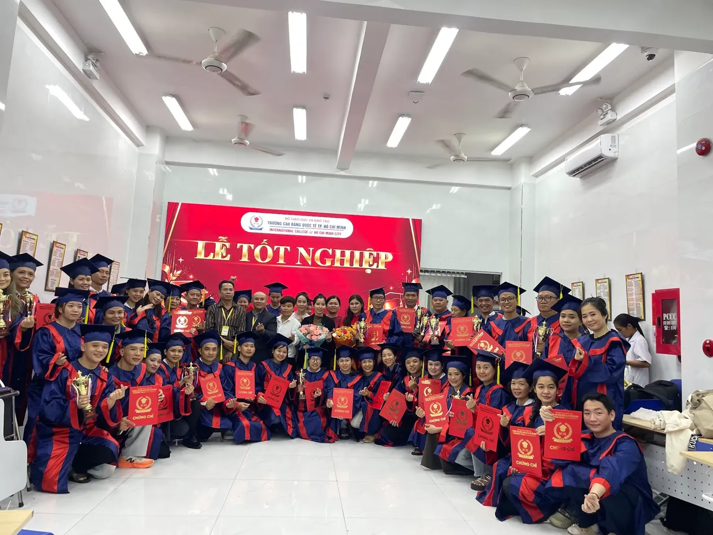 Học viên tốt nghiệp nhận chứng chỉ