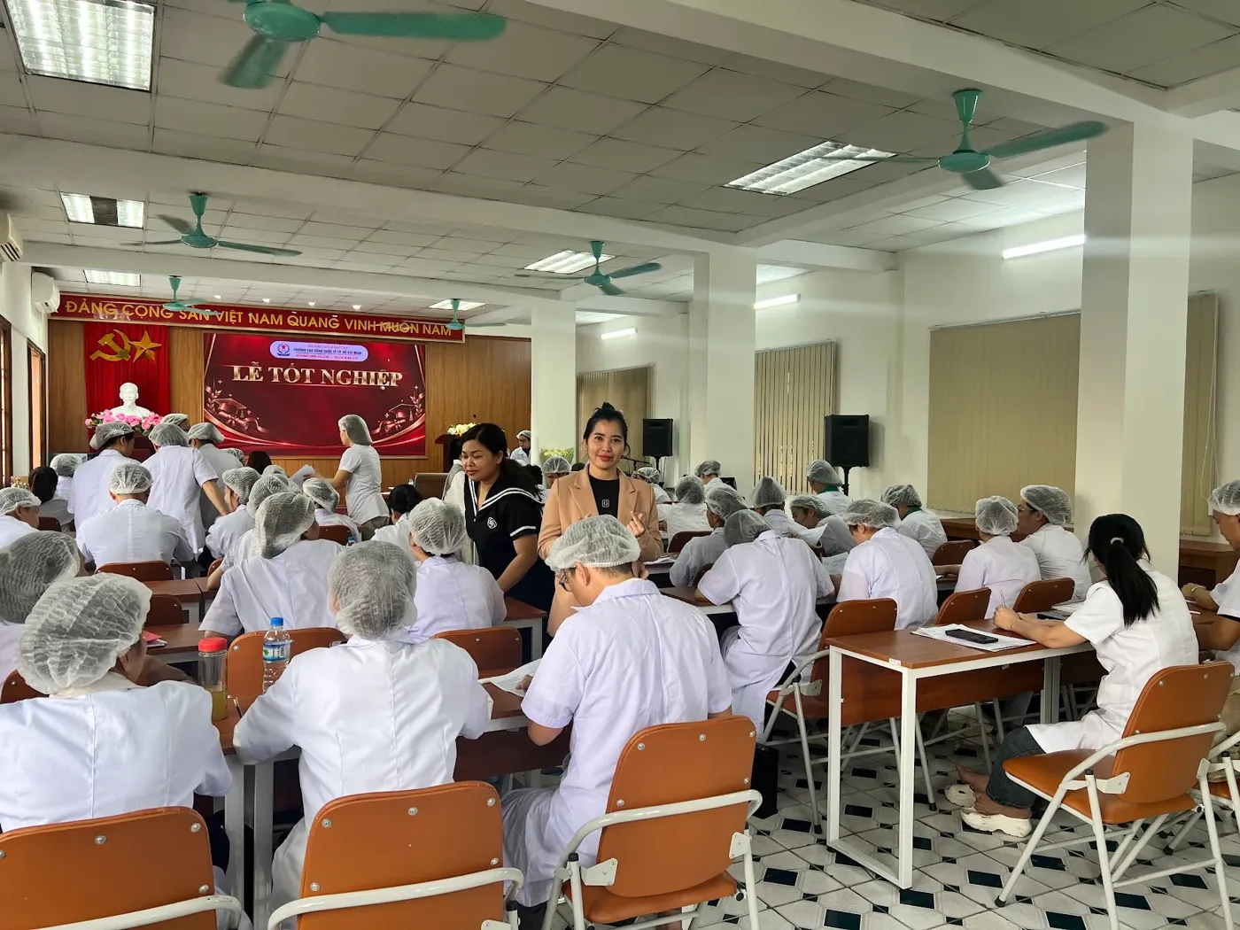 Học viên làm bài thi tại hội trường